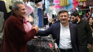Hamza Dağ, aralıksız şekilde sürdürdüğü seçim çalışmasına tarihi Kemeraltı Çarşısı’ndaki