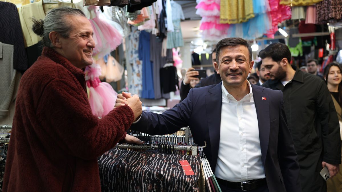 Hamza Dağ, aralıksız şekilde sürdürdüğü seçim çalışmasına tarihi Kemeraltı Çarşısı’ndaki