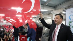 Seçim çalışmalarına sokak sokak gezerek devam eden Hamza Dağ, bugüne
