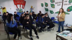 Bornova Belediyesi çevrenin korunmasına yönelik çalışmalarını, çocukların ve gençlerin bilgilendirilmesine