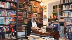 İzmir‘de ikinci el kitapları ‘Hermes Sahaf’ adını verdiği iş yerinde