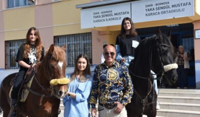 İzmir’de atları ile oy vermeye geldiler