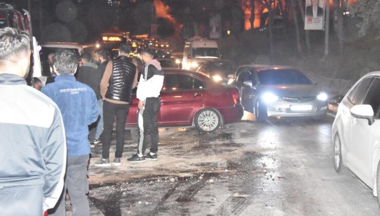 İzmir’de iki otomobil çarpıştı: 3 yaralı