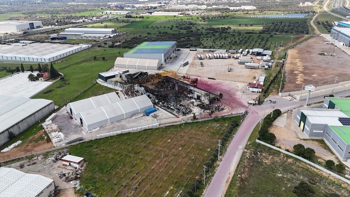 Kemalpaşa ilçesi Kuyucak Mahallesi Ankara asfaltındaki lojistik firmasına ait soğuk