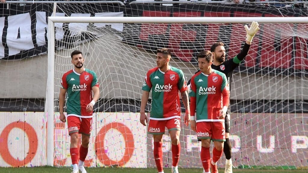 Karşıyaka rakiplerine takıldı