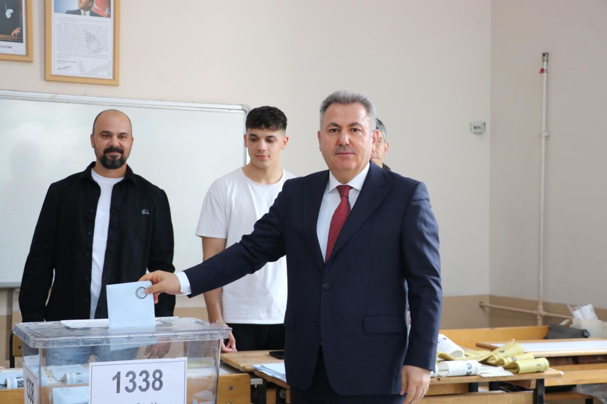 İzmir Valisi Süleyman Elban, Konak Mithatpaşa Mesleki ve Teknik Anadolu