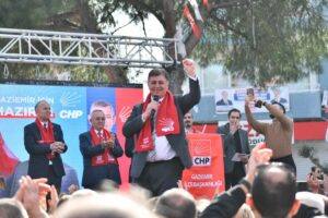 İlçede trafiği rahatlatacak Karabağlar ve Gaziemir metro projesinin tamamlandığını, temelini