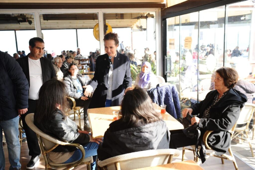 CHP Karşıyaka Adayı Ünsal sahilde halkla buluştu