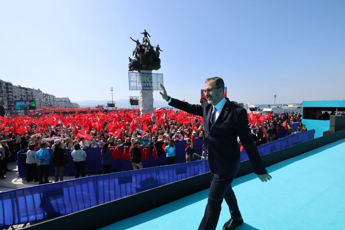 Cumhurbaşkanı Recep Tayyip Erdoğan’ın İzmir mitinginde konuşan İzmir Milletvekili Dr.