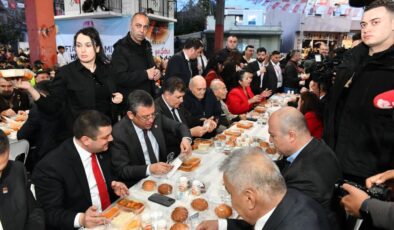 CHP Genel Başkanı Özel ve Başkan Tugay, yurttaşlarla iftar yaptı