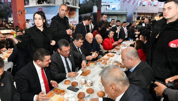 CHP Genel Başkanı Özel ve Başkan Tugay, yurttaşlarla iftar yaptı