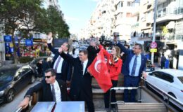 Özel ve Tugay üstü açık otobüsle İzmirliler’i selamladı