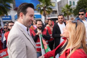 İzmir’de Karşıyaka Çarşı girişinde Cumhuriyet Halk Partisi(CHP) Genel Başkanı Özgür