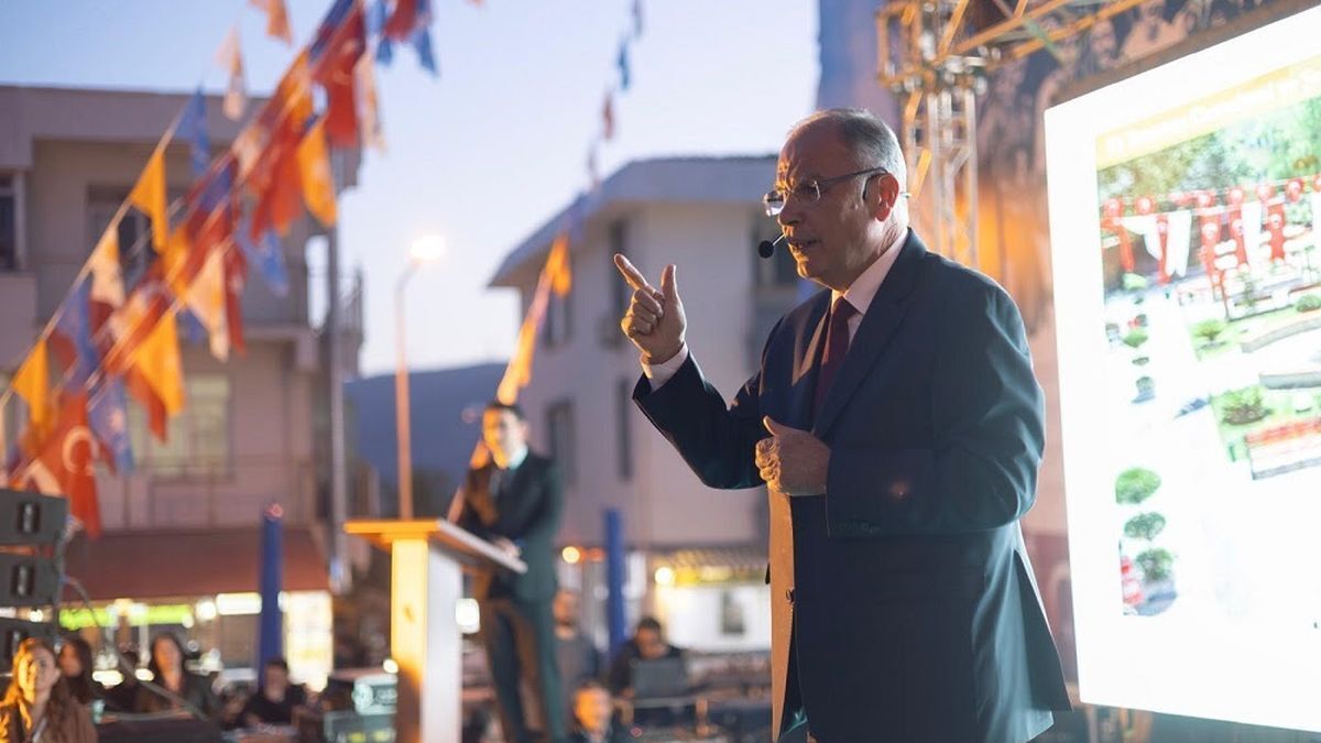 Selçuk’taki Seçim Koordinasyon Merkezi’nin açılışında vatandaşlara seslenen Cumhur İttifakı Selçuk