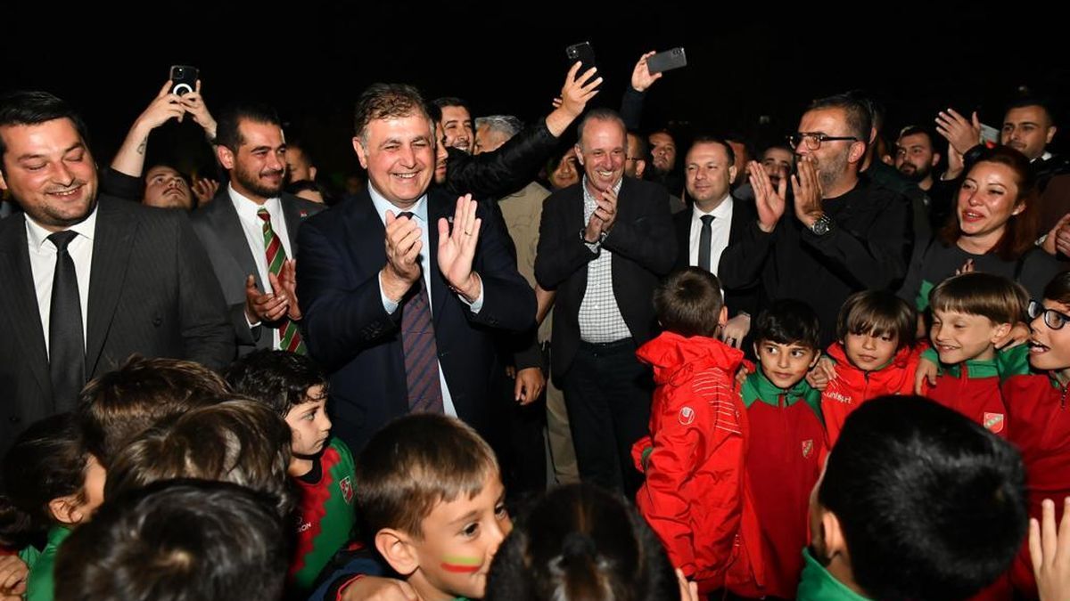 Karşıyaka stadı için miting yaptılar CHP’nin İzmir Büyükşehir Belediye Başkan Adayı ve mevcut Karşıyaka Belediye