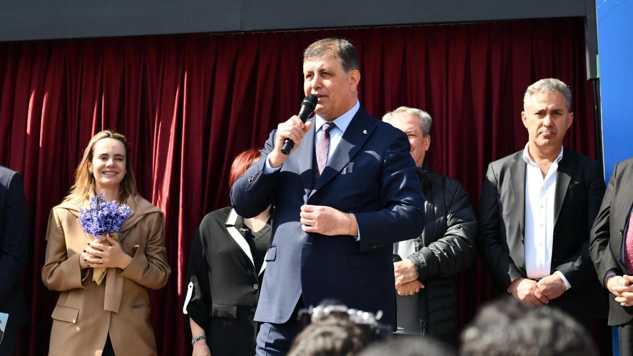 CHP’nin İzmir Büyükşehir Belediye Başkan Adayı Dr. Cemil Tugay, İzmir’de