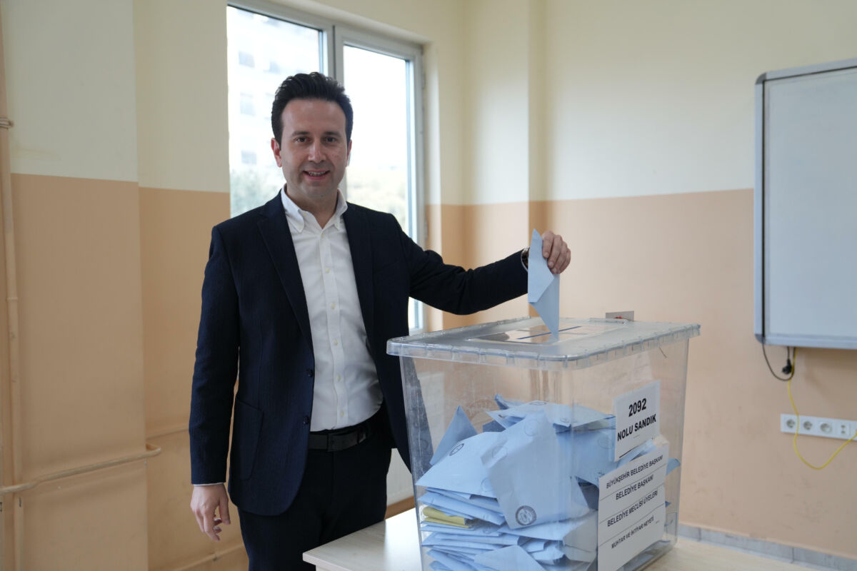 Oy kullanmak için okula gelen vatandaşlarla da tek tek selamlaşan