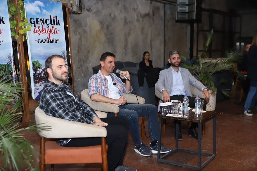 Cumhur İttifakı Gaziemir Belediye Başkan Adayı Deniz Doğan, gençlerle bir