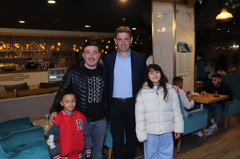 Gaziemir Belediye Başkan Adayı Deniz Doğan bir taraftan ilçenin dört