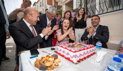 Başkan Soyer’den Down Sendromlu Dilan’a doğum günü sürprizi: Duygu dolu anlar yaşandı