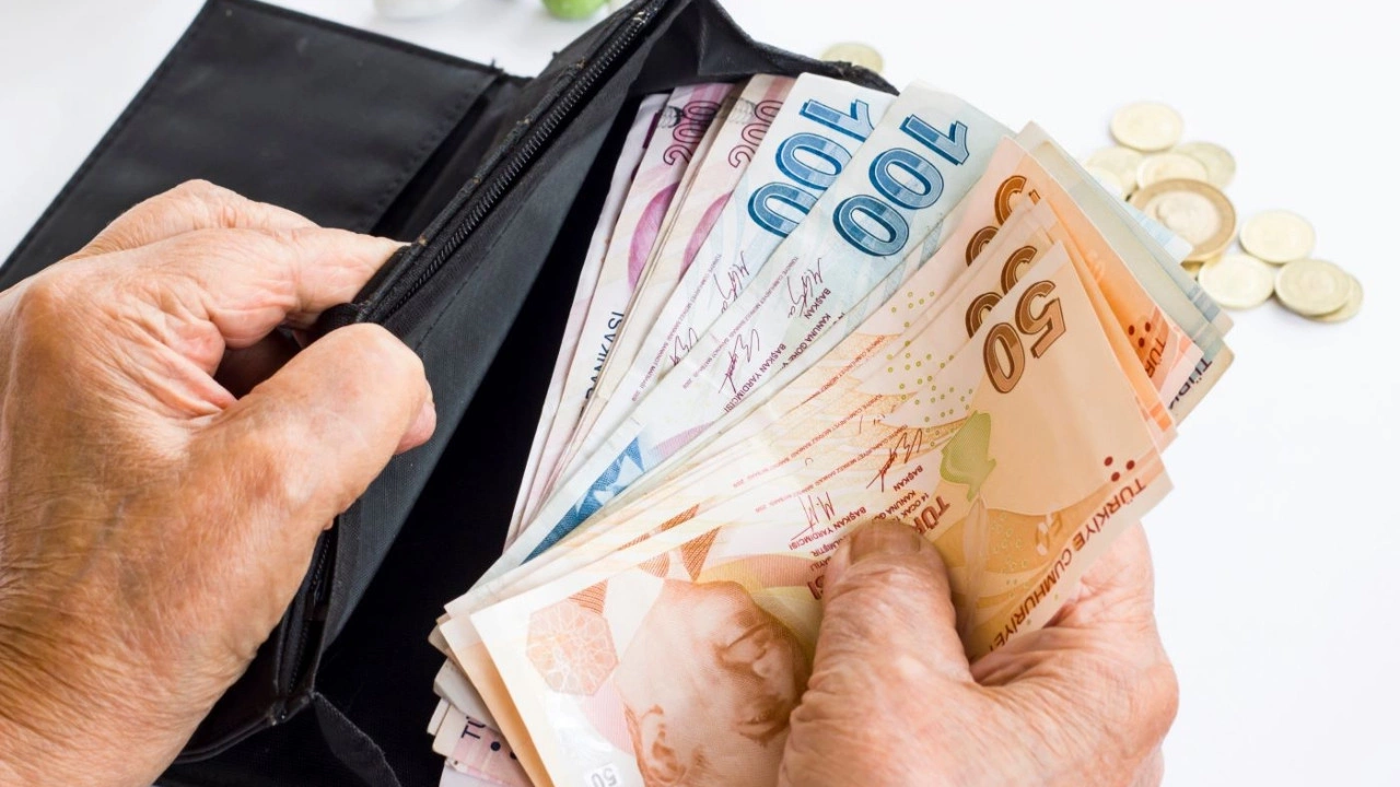 Bayram ikramiyelerinin ödeme tarihi belli oldu Çalışma ve Sosyal Güvenlik Bakanı Vedat Işıkhan, emeklilere verilecek Ramazan