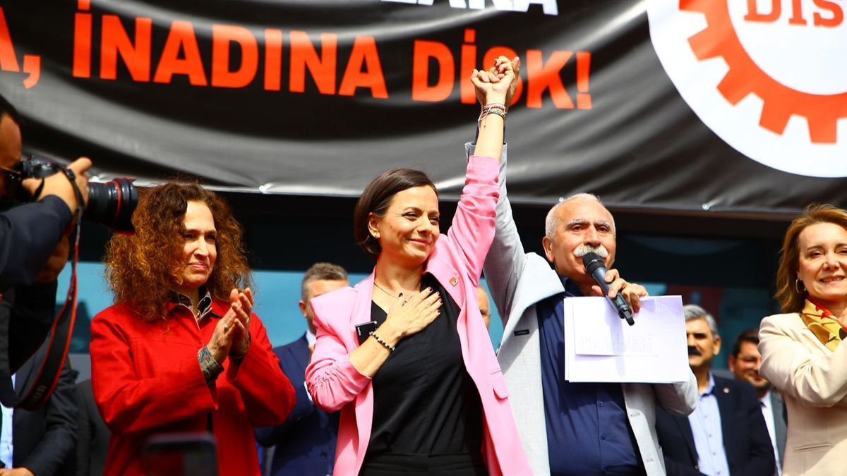 CHP Karabağlar Belediye Başkan Adayı Helil Kınay, güne Taksi Sahipleri