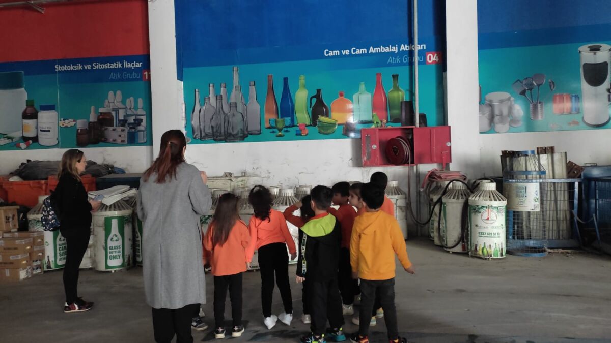 Karşıyaka Belediyesi 1. Sınıf Atık Getirme Merkezi’nde konuk edilen okul