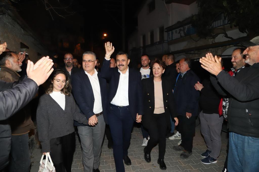 1300 araçlı konvoy eşliğinde CHP Dikili İlçe Başkanı Emre Kırlı,