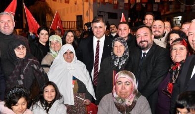 Cemil Tugay Ödemişlilerle İzmir Marşı’nı söyledi