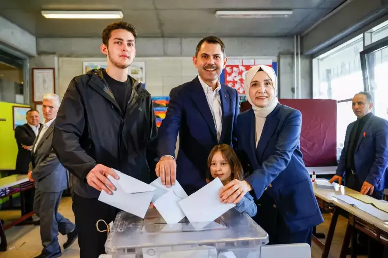 AK Parti İstanbul Büyükşehir Belediyesi Başkan Adayı Murat Kurum, İstanbul Kağıthane’de yer