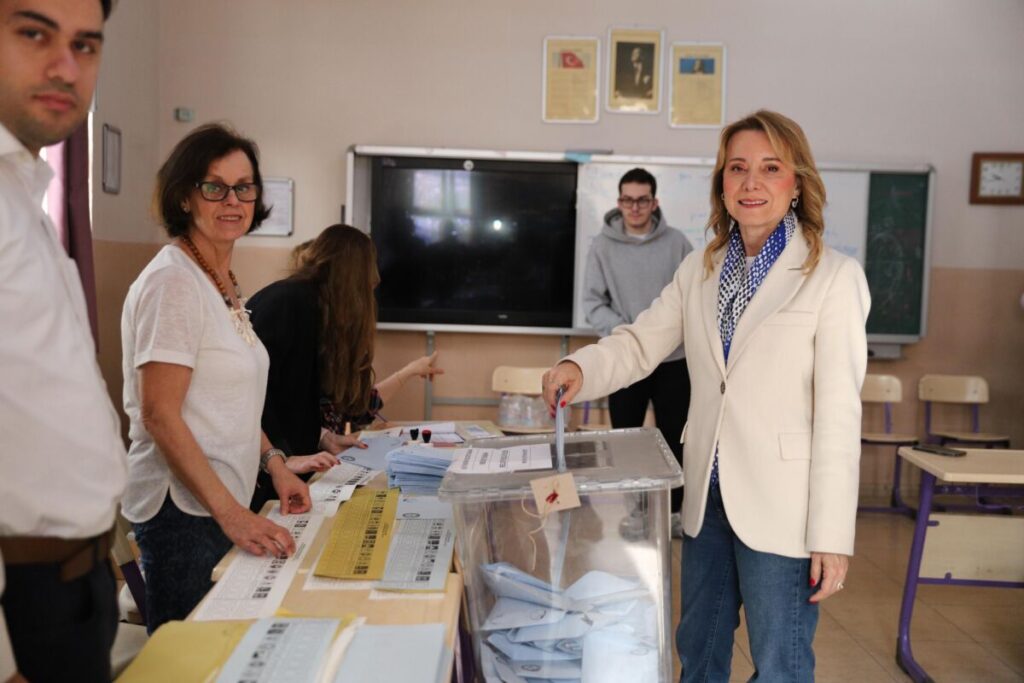 CHP Konak Adayı Nilüfer Çınarlı Mutlu oyunu kullandı