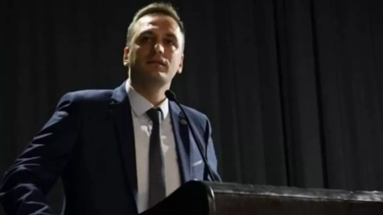 Ömer Eşki’nin lansman toplantısında flaş gelişme…  Hastaneye kaldırıldı, toplantı iptal edildi DEMOKRAT GÜNDEM- Bornova Belediye Başkan Adayı Ömer Eşki, 31 Mart
