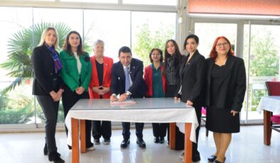 CHP Bayraklı Adayı İrfan Önal, ‘Eşitlik Politika’ belgesini meclis üyeleriyle imzaladı