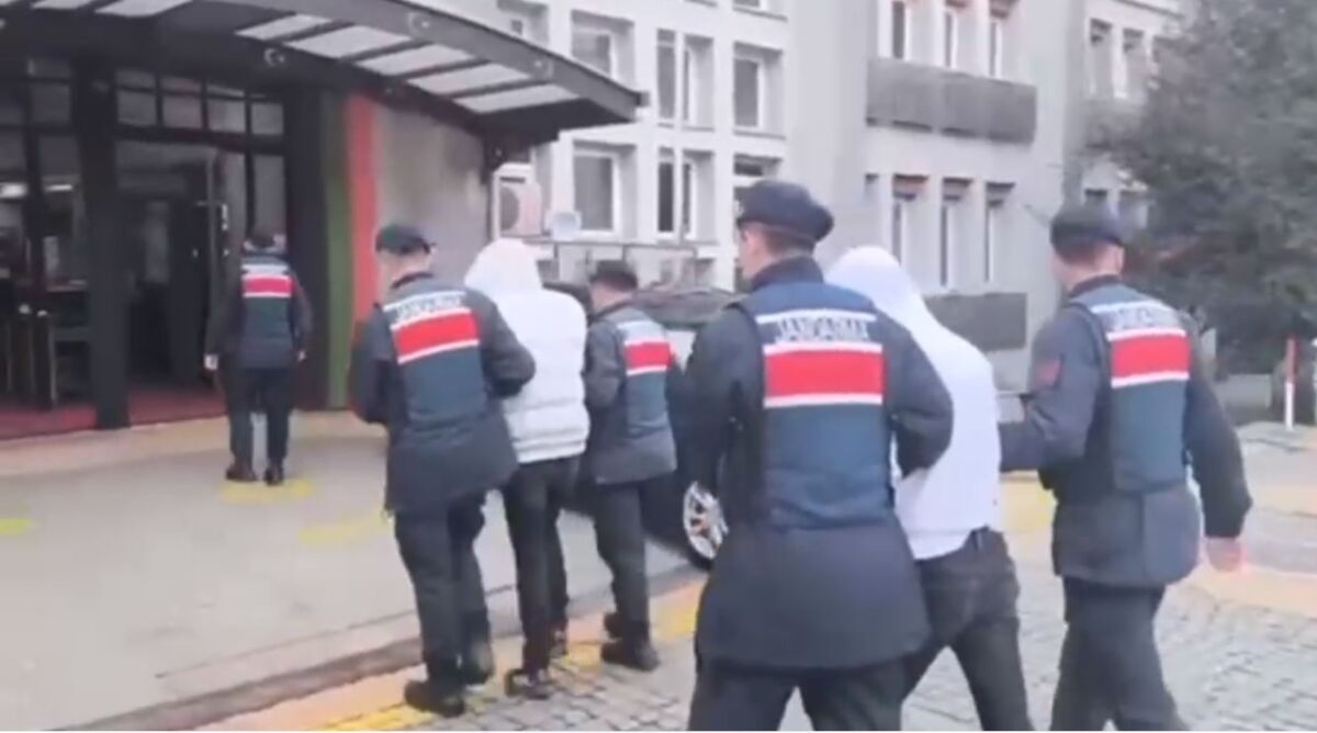 İzmir dahil 21 kentte Sibergöz 26 operasyonu: 75 şüpheli gözaltında İçişleri Bakanlığı’nın “Siber Göz-26” operasyonu kapsamında Türkiye genelinde 21 ilde