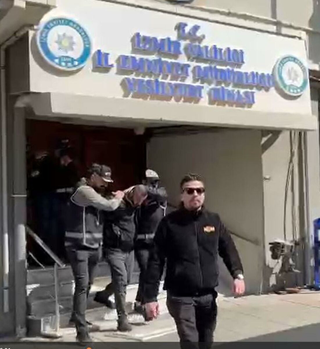 İzmir’de, 2 ayrı suç örgütüne yönelik düzenlenen operasyonda gözaltına alınan