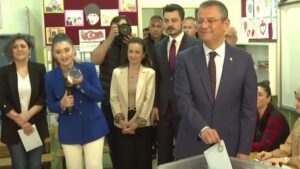 CHP Genel Başkanı Özgür Özel, eşi ve kızıyla birlikte Manisa 23 Nisan
