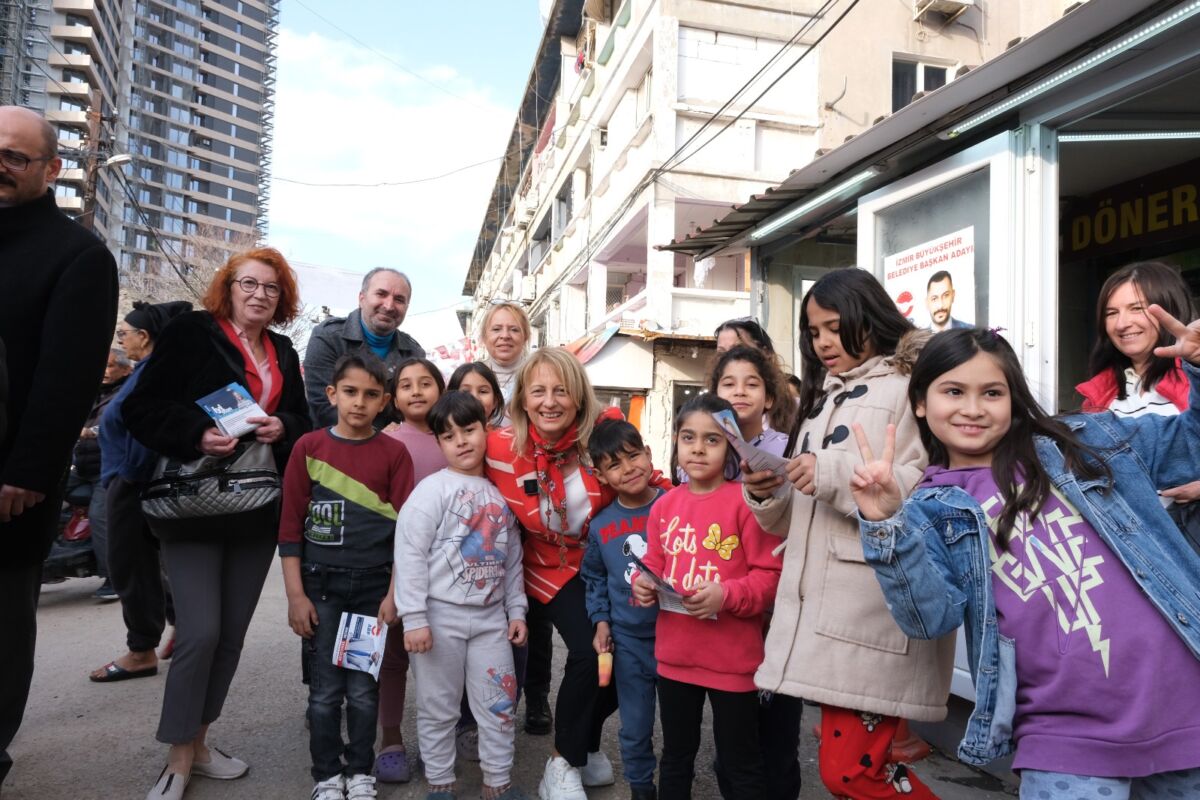 Mahalle girişinde gençler tarafından meşale ve konfetiler ile karşılanan Huriye