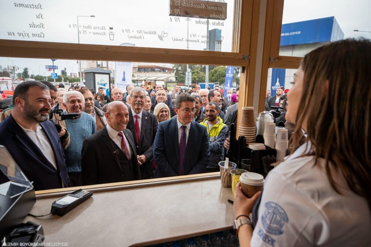 İzmirli Kahve çok sevildi: Üçüncüsü Fahrettin Altay Metro çıkışında açıldı İzmir Büyükşehir Belediyesi’nin pahalılıktan etkilenen gençler için açtığı, piyasa fiyatının