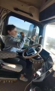 İzmir’de, bir babanın otoyolda çekici kullanması için 12 yaşındaki kızını