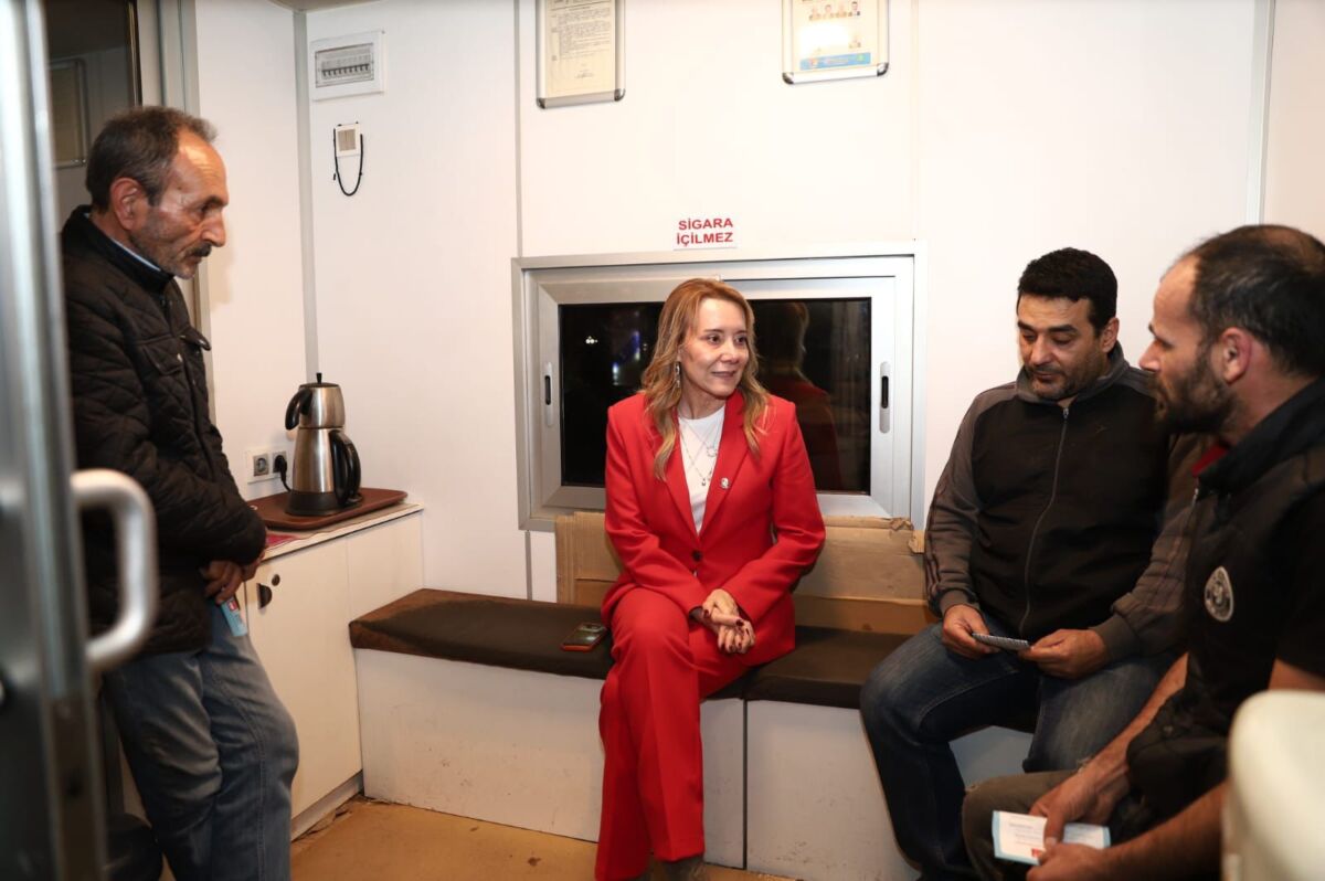 Saha temasları kapsamında ev ve esnaf ziyaretlerini sürdüren CHP Konak