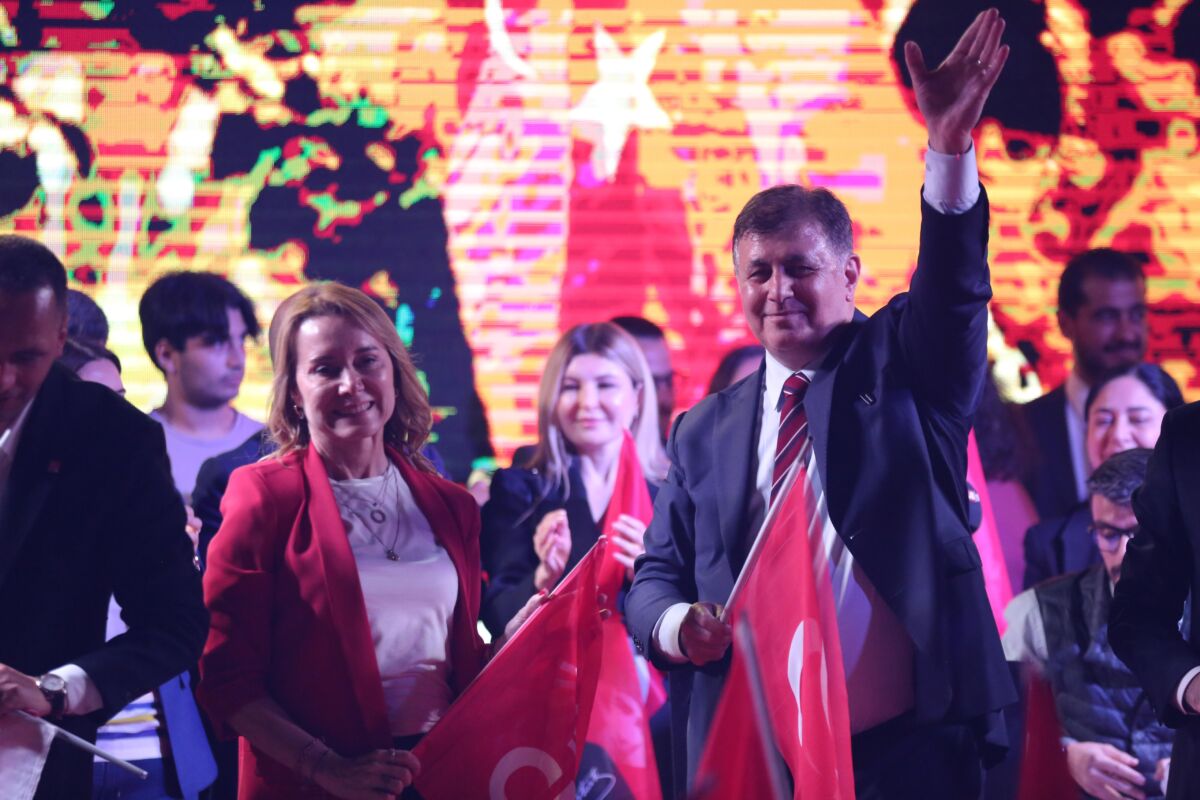 Konak Belediye Başkanı Nilüfer Çınarlı Mutlu: ‘Büyük değişim başladı’ Sandıkta rakiplerine büyük fark atarak Konak Belediye Başkanı seçilen CHP’li