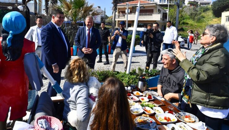 Başkan Tugay bayramın ilk günü Urla ve Çeşme’de yurttaşlarla buluştu