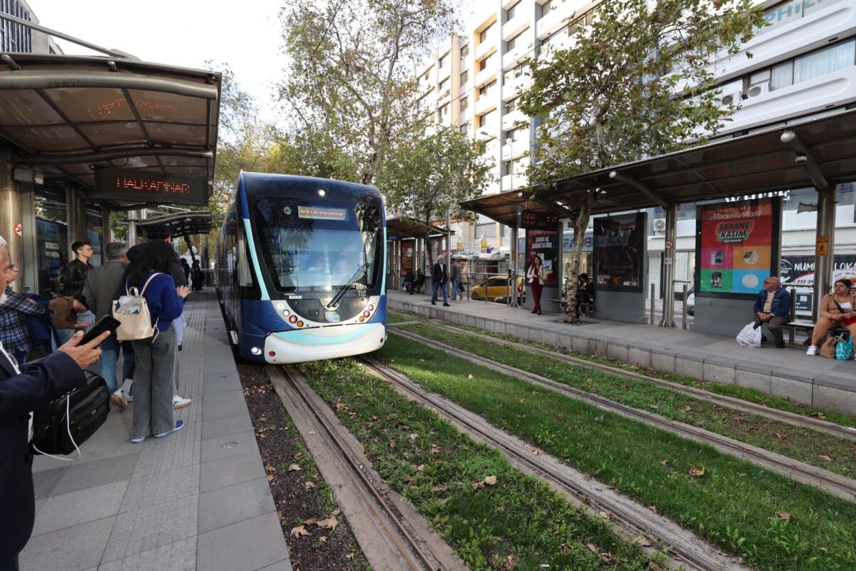 İzmir Metrosu ve Konak Tramvayı’na Maraton İzmir düzenlemesi