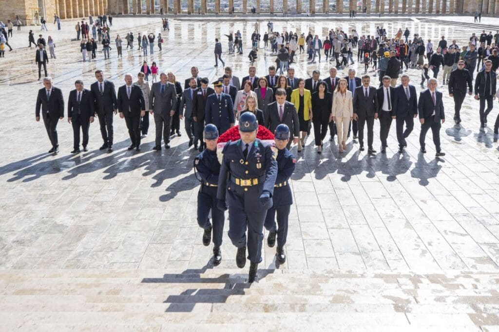 Başkan Cemil Tugay ve İzmir ilçe belediye başkanları Anıtkabir'i ziyaret etti