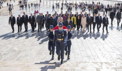 Başkan Cemil Tugay ve İzmir ilçe belediye başkanları Anıtkabir’i ziyaret etti