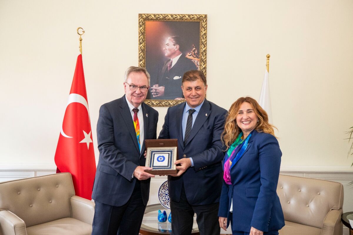 Başkan Tugay’dan kadın ve çocuklara yönelik projelere destek sözü Uluslararası Rotary 2023-2024 Dönemi Başkanı Gordon R. Mclnally ve Uluslararası