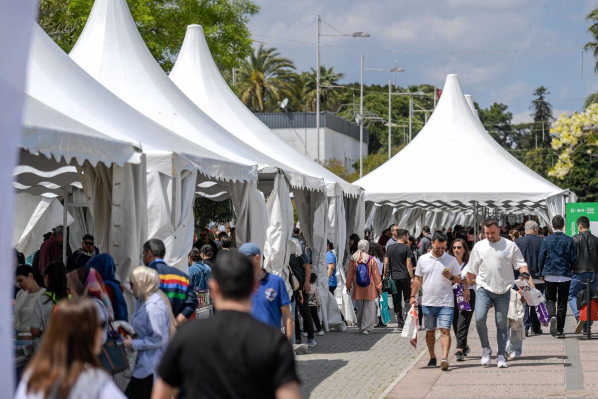 İzmirliler İZKİTAP Fest’e akın etti İzmir Büyükşehir Belediyesi’nin ev sahipliğinde düzenlenen İZKİTAP Fest – İzmir