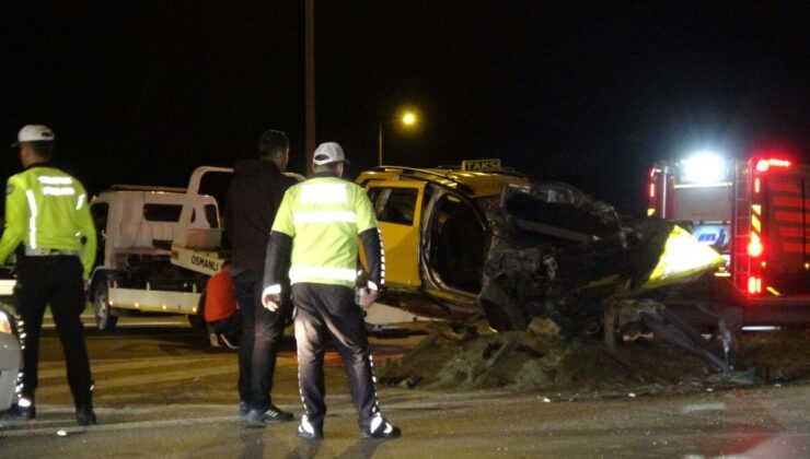 Taksi demir bariyerlere çarptı: 1 kişi öldü, 5 yaralı