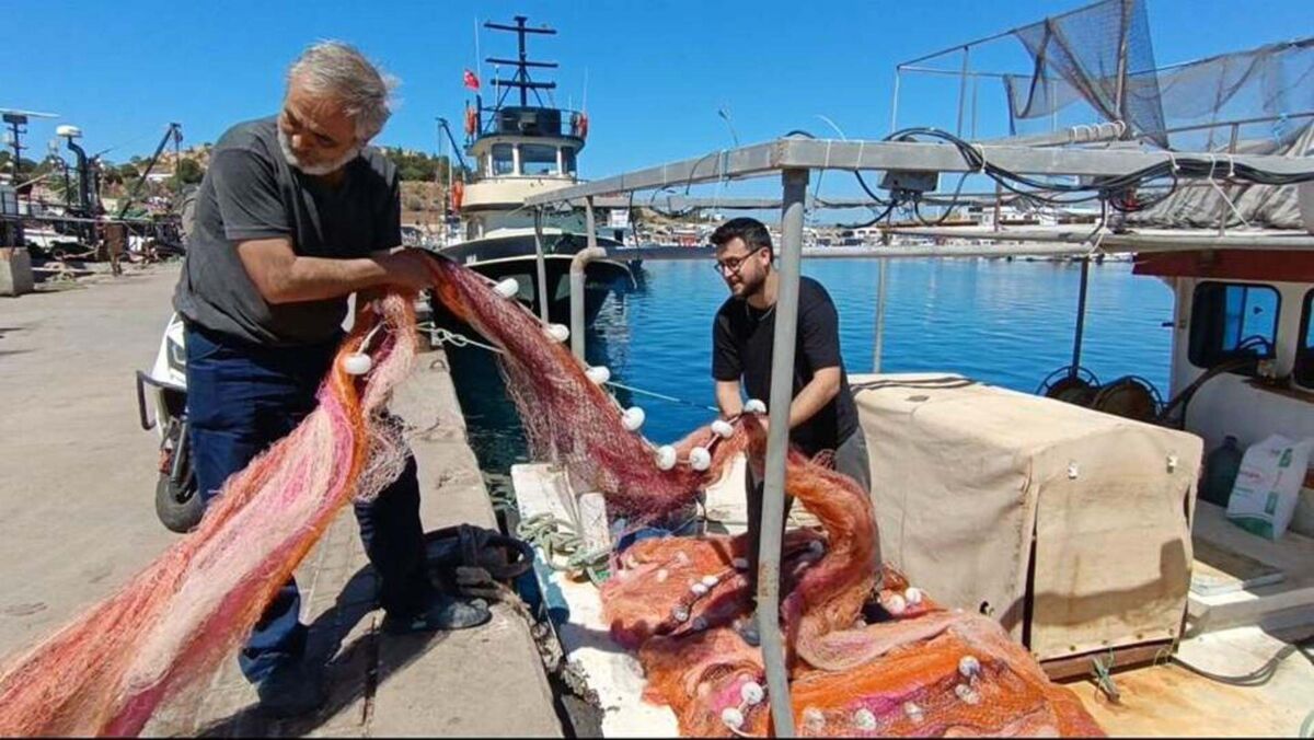 Av yasağı başladı; Foça’da tekneler kıyıya çekildi Denizlerde av yasağının dün itibariyle başlamasının ardından yasak kapsamına giren