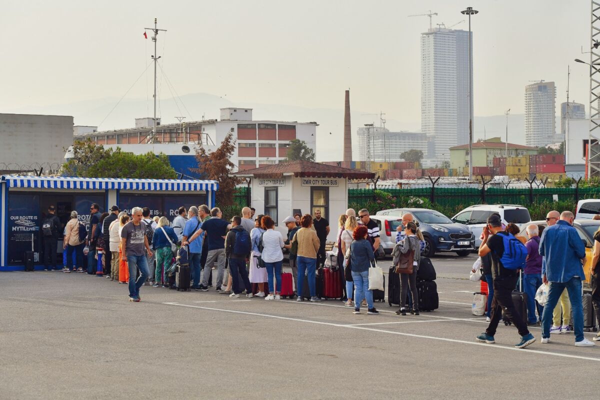 İzmir Büyükşehir Belediyesi’nin deniz turizmini canlandırmak için İZDENİZ konforuyla başlattığı